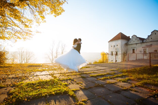 Beau couple de mariage au coucher du soleil