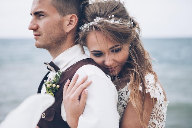 Beau couple de mariage bohème