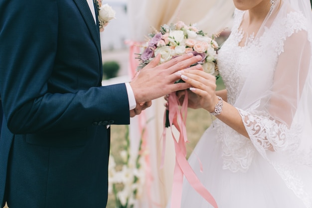 Beau couple de mariage sur la cérémonie.