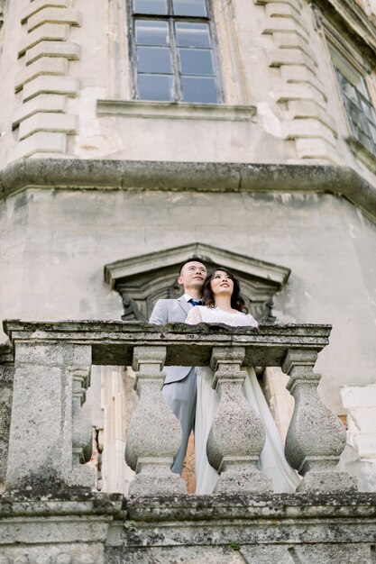 Beau Couple De Mariage Chinois Debout Sur Le Balcon D'un Ancien Château