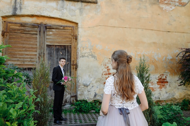 Beau couple de mariage dans la ville