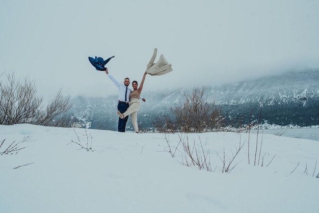 Beau couple de mariage sur leur mariage d'hiver