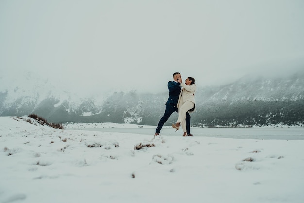 Beau couple de mariage sur leur mariage d'hiver