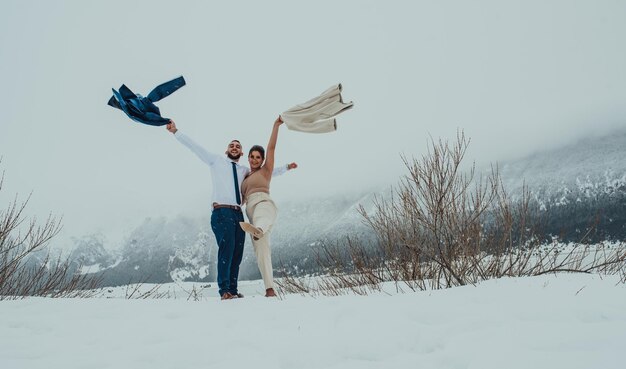 Beau couple de mariage sur leur mariage d'hiver