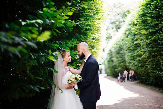 Beau couple de mariage marchant le jour de leur mariage