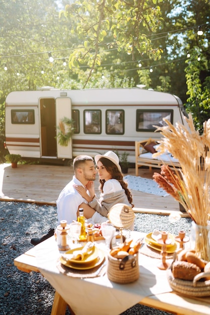 Beau couple de mariage rire et s'embrasser se détendre dans un camping-car dans une caravane Moment romantique