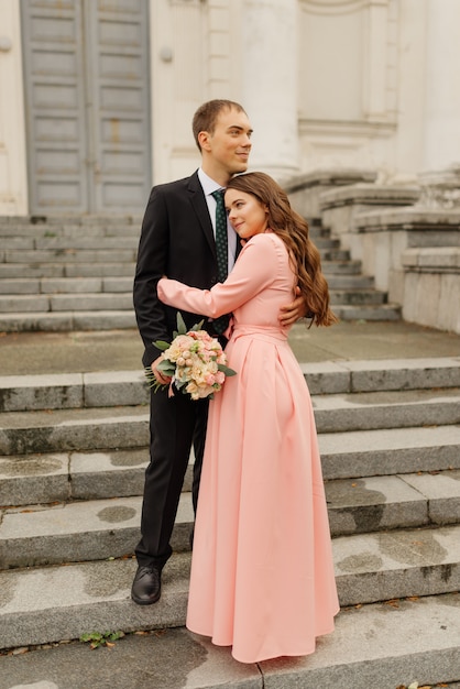 Un beau couple de mariage se promène