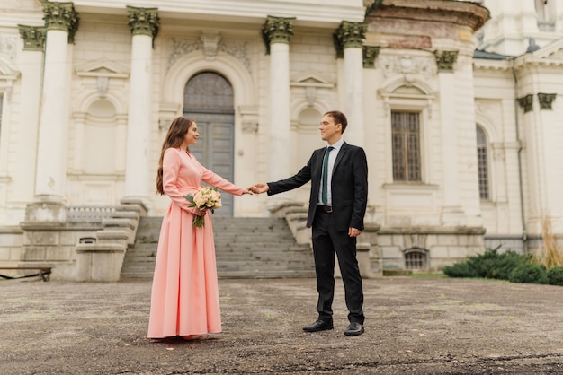 Photo un beau couple de mariage se promène