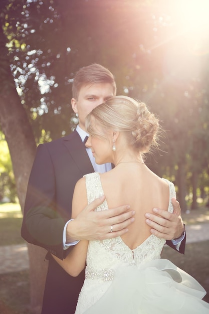 Beau couple de mariage