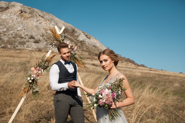 Beau couple de mariés en été en plein air