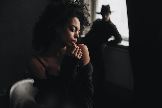 Beau couple multiethnique étreignant une femme afro-américaine aux cheveux bouclés et un homme européen