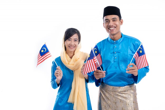 Beau couple musulman avec le drapeau de la Malaisie