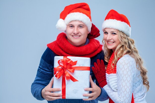 Beau Couple De Noël Tenant Des Cadeaux