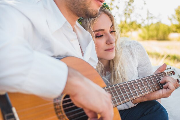 Un beau couple passe du temps libre ensemble, un rendez-vous profite d'une atmosphère paisible en plein air dans un pré