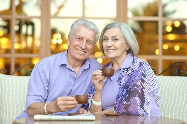 Beau couple de personnes âgées avec café en vacances