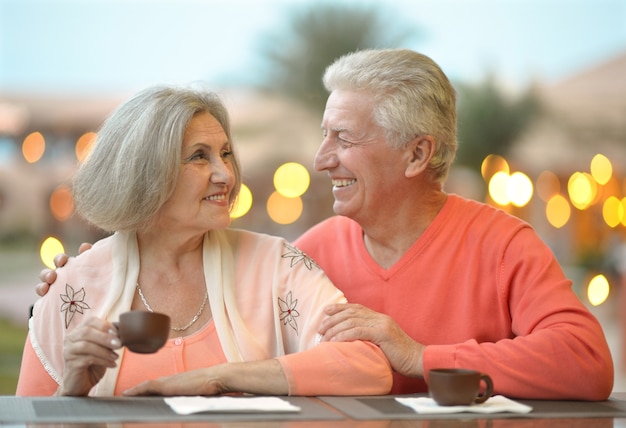 Beau couple de personnes âgées avec café en vacances