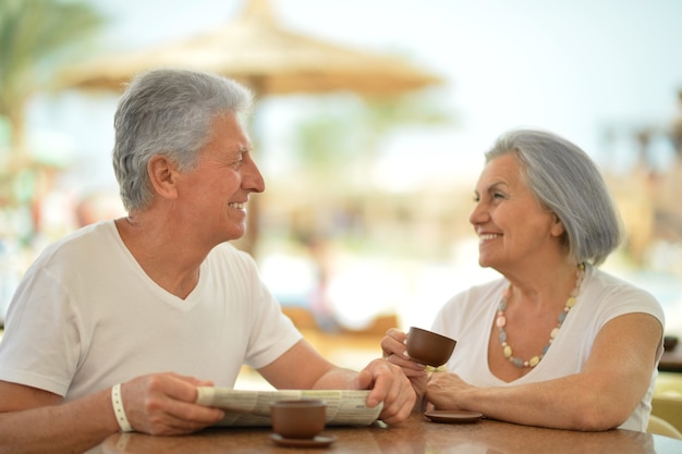 Beau couple de personnes âgées avec café en vacances