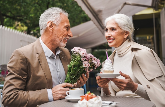 Beau couple de personnes âgées datant en plein air