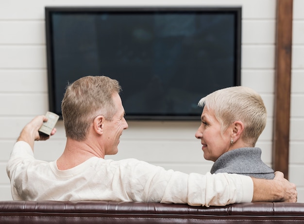 Beau couple de personnes âgées devant la télé