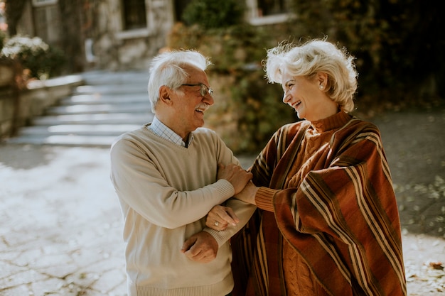 Beau couple de personnes âgées embrassant dans le parc d'automne