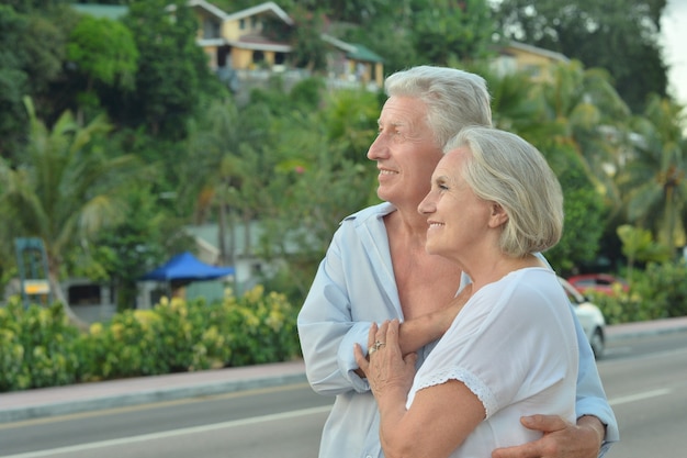 Un beau couple de personnes âgées heureux se repose dans un complexe tropical