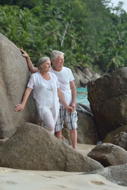 Un beau couple de personnes âgées heureux se repose dans un complexe tropical