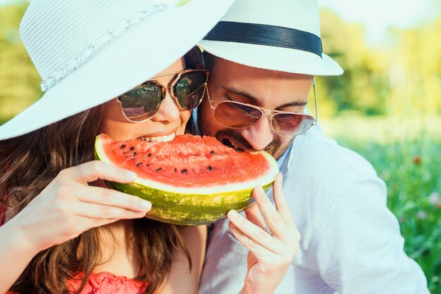 Beau couple en pique-nique dans le parc