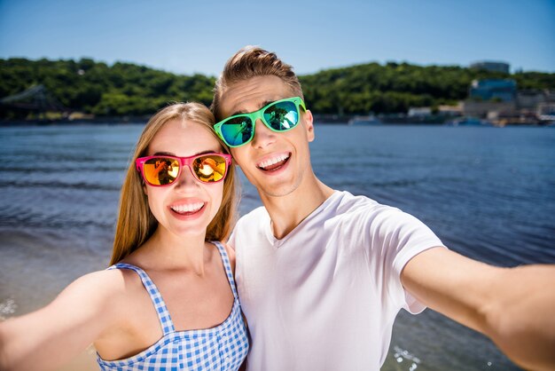 Beau couple à la plage ensemble