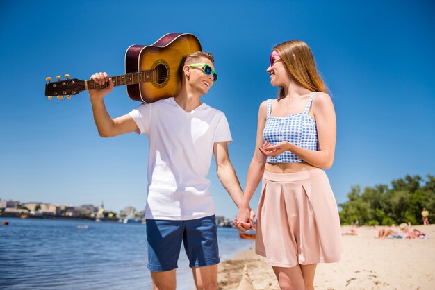 Beau couple à la plage ensemble