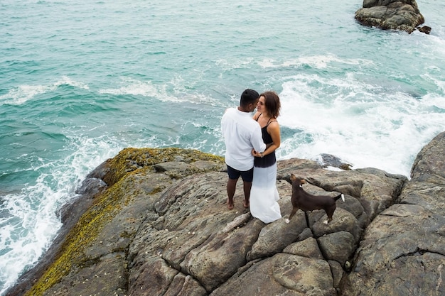 Beau couple sur la plage tropicale Concept d'amants juste mariés