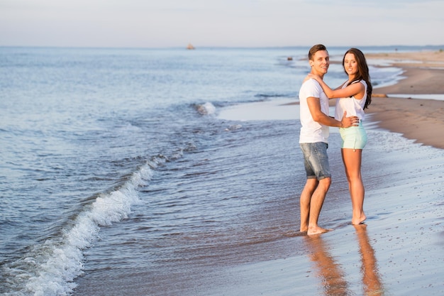 Beau couple sur la plage