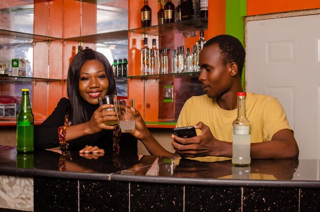 Beau couple portant un toast de boisson au bar pub