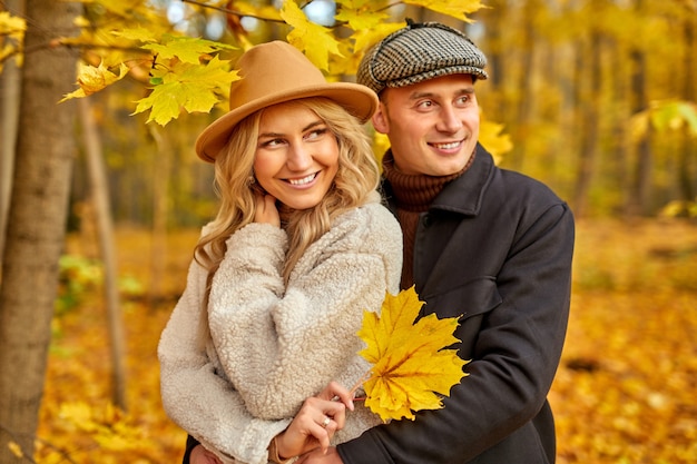 Beau couple posant dans la forêt d'automne