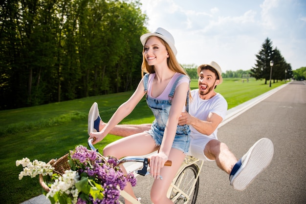 Beau Couple Posant Ensemble à L'extérieur Avec Vélo