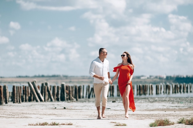 Beau couple posant sur la plage