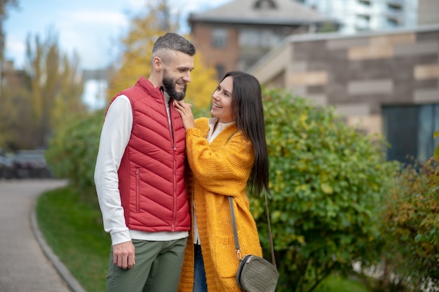 Beau couple positif souriant tout en profitant de leur date agréable