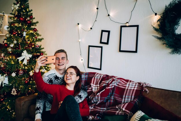 Beau couple prenant selfie à la maison