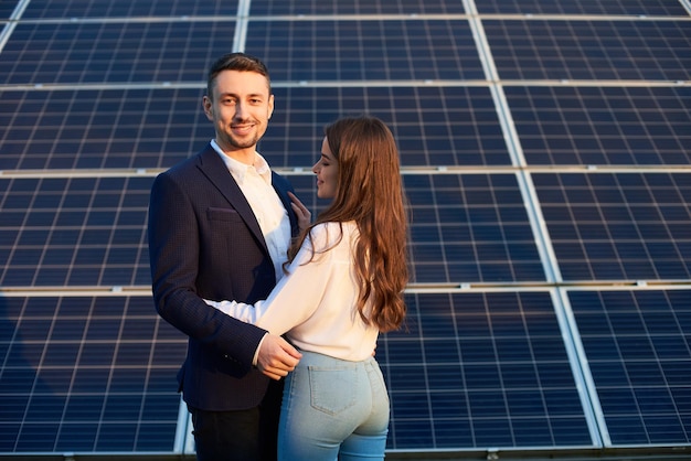 Beau couple près d'un panneau solaire