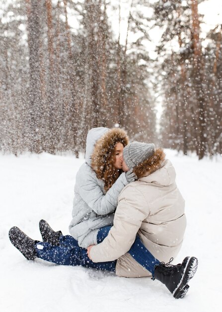 beau couple profitant de l'hiver