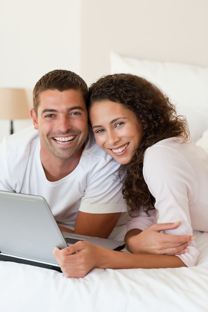 Beau couple en regardant leur ordinateur portable