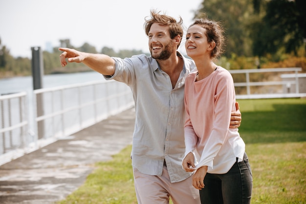 Beau couple, regarder, distance, dehors