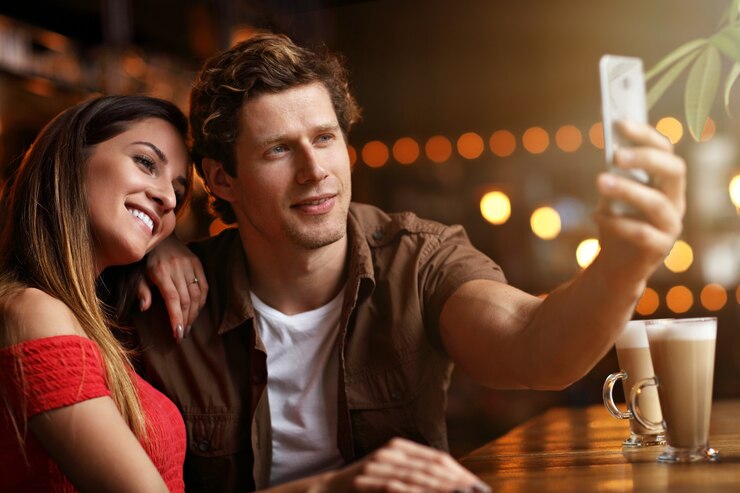 Photo beau couple à un rendez-vous au café