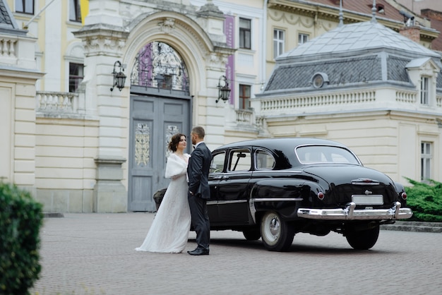 Beau couple rétro contre voiture d'époque