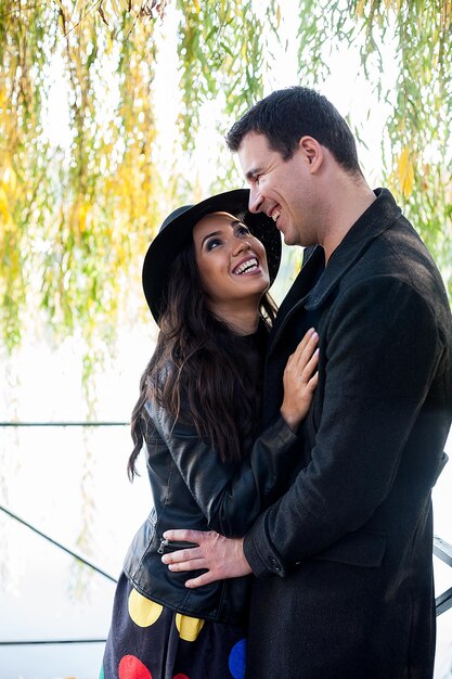 Beau couple romantique dans le parc d'automne s'amusant