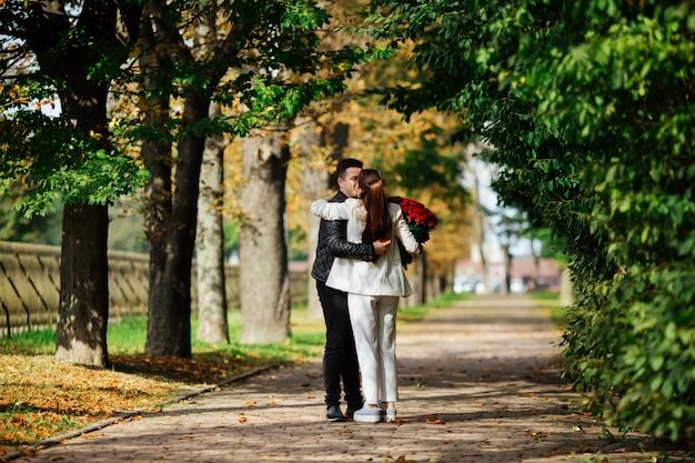 Beau couple romantique dans le parc