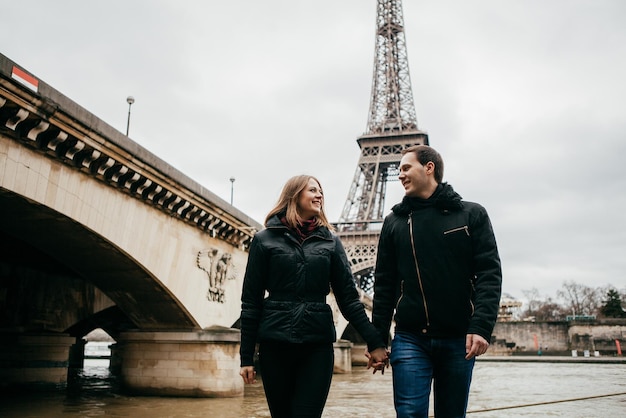 Beau couple romantique à paris près de la tour eiffel