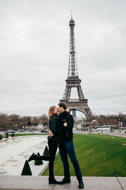 Beau couple romantique à paris près de la tour eiffel