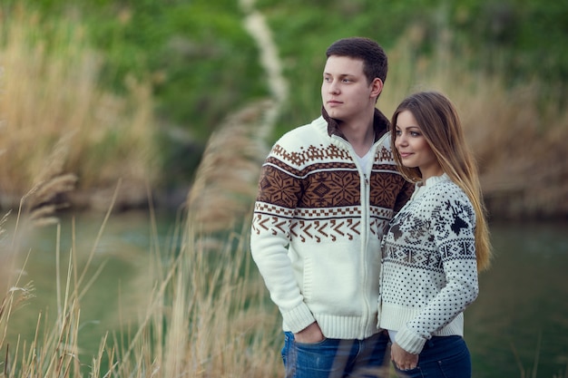 Beau couple se promène à l'automne dans la nature, de vrais sentiments sincères