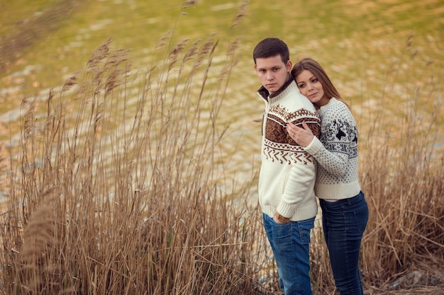 Beau couple se promène à l'automne dans la nature, de vrais sentiments sincères