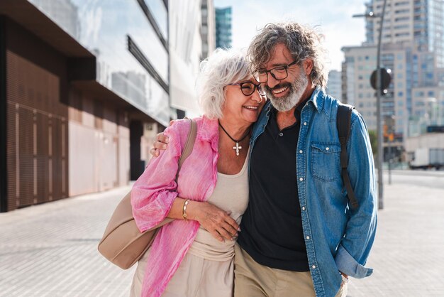 Un beau couple de seniors heureux qui se lient à l'extérieur.